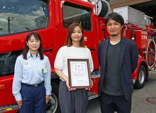 米田里美署長（左端）から感謝状を受け取った蔵本勝さん（右端）と妻の智佳子さん＝水上消防署