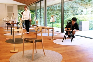 さまざまな生活用途に合わせ、造形にこだわって制作した椅子が並ぶ＝竹中大工道具館