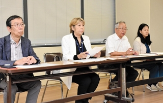 要望書の内容を説明する神戸演劇鑑賞会の鶴嶋吉信代表幹事（右から２人目）ら＝神戸市役所
