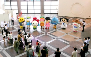 模擬投票に立候補し、支持を訴える８体のマスコット（神戸市選挙管理委員会事務局提供）