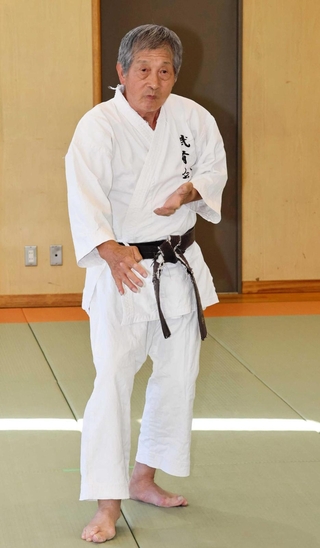 道場で空手の形を披露する寒川清和さん＝有馬署