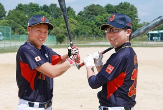 日本代表に選ばれた神戸コスモスの小寺伸吾さん（左）と大田宗嗣さん＝神戸市西区北山台２