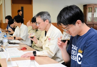 ３社のクラフトビールについて、味や香りを確かめ、意見を交わした＝神戸市北区赤松台２