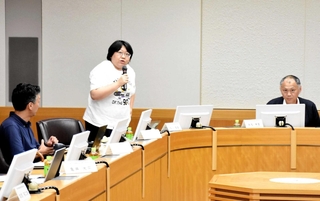 地域防災力の向上について、熊本地震の被災地の状況を踏まえて意見を述べる委員ら＝神戸市役所
