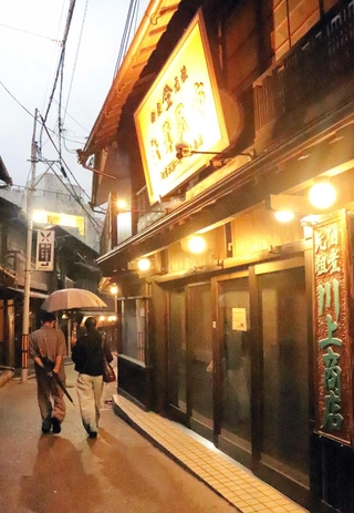夜のそぞろ歩きを楽しんでもらおうと、各店舗に明かりをつけた有馬温泉街＝神戸市北区有馬町