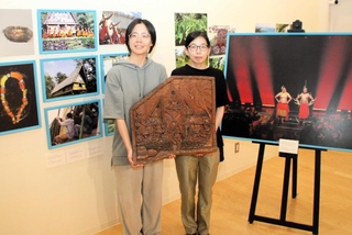 パラオ共和国の魅力を伝える展示会。ストーリーボード（中央）は、日本統治時代に彫刻家の土方久功が伝えたのが始まりとされる＝兵庫津ミュージアム