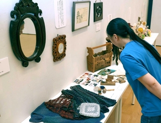 当事者の作った手芸作品などが並ぶ展示会場＝県立美術館ギャラリー棟