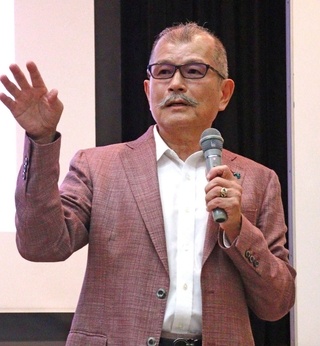 水木作品について語る小説家の久坂部洋さん＝神戸市東灘区向洋町中２