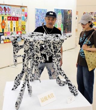 最優秀賞に輝いた田渕豪修さんの立体作品「こーひーてーぶる」（手前）など独創的な作品が並ぶ＝原田の森ギャラリー