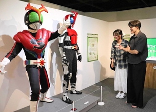 カブトムシをデザインに組み込んだ仮面ライダーストロンガー（左）と仮面ライダーカブト＝神戸海洋博物館