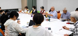 ファッションショーの打ち合わせをする神戸常盤大生と長田区老連のメンバー＝長田区大谷町２