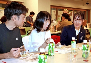 試食イベントで、開発に携わった学生（右）に感想を伝える参加者＝甲南大学岡本キャンパス
