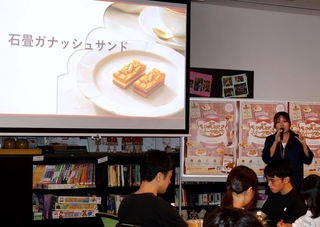 企画したスイーツの特徴やこだわりを紹介する学生（右奥）＝神戸市東灘区岡本、甲南大学岡本キャンパス