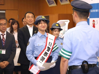 一日警察署長の委嘱状を受け取る坂本花織さん＝長田署