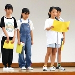 始業式で２学期の目標を発表する児童＝湊小学校