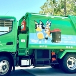 アニメ「ブルーイ」のイラストをあしらったごみ収集車（神戸市提供）