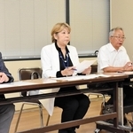 要望書の内容を説明する神戸演劇鑑賞会の鶴嶋吉信代表幹事（右から２人目）ら＝神戸市役所