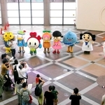 模擬投票に立候補し、支持を訴える８体のマスコット（神戸市選挙管理委員会事務局提供）