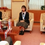 大会について振り返る（左から）須磨学園高校の横田桃副主将、竹平碧純主将、兵庫大須磨ノ浦高校の大野楓葵さん＝神戸市役所