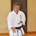 道場で空手の形を披露する寒川清和さん＝有馬署