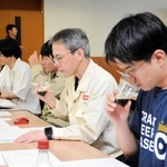 ３社のクラフトビールについて、味や香りを確かめ、意見を交わした＝神戸市北区赤松台２