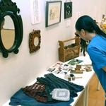 当事者の作った手芸作品などが並ぶ展示会場＝県立美術館ギャラリー棟