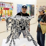 最優秀賞に輝いた田渕豪修さんの立体作品「こーひーてーぶる」（手前）など独創的な作品が並ぶ＝原田の森ギャラリー