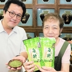 二宮市場の宇治茶園が販売する「高級宇治抹茶入り白折」＝中央区琴ノ緒町３