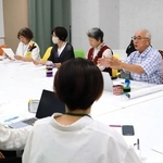 ファッションショーの打ち合わせをする神戸常盤大生と長田区老連のメンバー＝長田区大谷町２