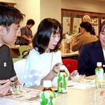 試食イベントで、開発に携わった学生（右）に感想を伝える参加者＝甲南大学岡本キャンパス
