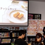 企画したスイーツの特徴やこだわりを紹介する学生（右奥）＝神戸市東灘区岡本、甲南大学岡本キャンパス