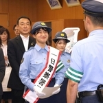 一日警察署長の委嘱状を受け取る坂本花織さん＝長田署