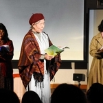 情感を込めて朗読する（左から）山本つづみさん、菅谷瑞恵さん、越賀はなこさん＝神戸市灘区民ホール