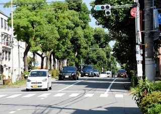 発生から２４時間がたった１件目の現場。通行止めとなっていた道路を乗用車やバスが行き交う＝１日午後１時１６分、神戸市中央区坂口通５