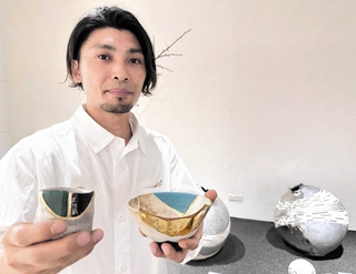「呼び継ぎ」の器を紹介する大上裕樹さん＝神戸阪急
