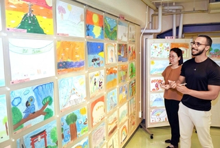 日本とブラジルの景色を思い浮かべ、色彩豊かに描いた作品が並ぶ＝海外移住と文化の交流センター