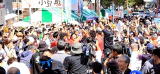 境界を巡る綱引きに勝って喜ぶ「三宮」チーム＝神戸市中央区三宮町（撮影・鈴木雅之）