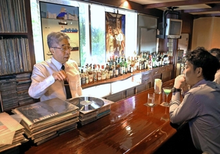マスターの冨山公雄さん（左）が切り盛りするジャズバー「さりげなく」＝神戸市中央区中山手通１（撮影・辰巳直之）