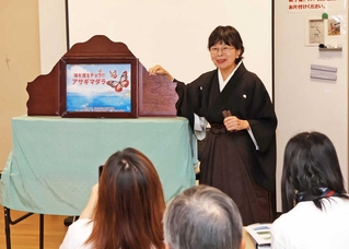 紙芝居を披露するおとぎ亭はなさん＝県立神戸生活創造センター