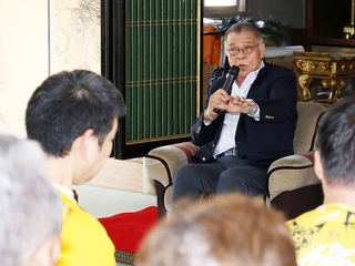 現役時代を振り返る掛布雅之さん＝玉龍寺