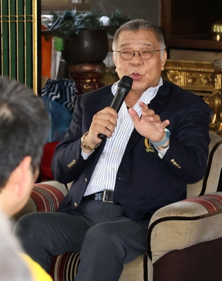 現役時代を振り返る掛布雅之さん＝玉龍寺