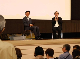 受講者の質問に答える安福武之助さん（左）と白樫政孝さん＝御影公会堂