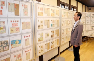 こだわりの切手コレクションが並ぶ展示会＝切手文化博物館