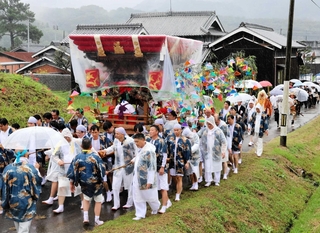 屋台を先頭に地域を練り歩く御旅神事＝神戸市北区淡河町勝雄