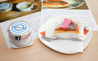 レアとベークド、２種類のチーズケーキが完成した＝神戸学院大学ポートアイランド第１キャンパス