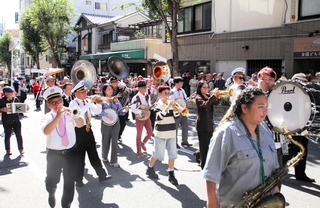 演奏家たちが軽快な音楽を奏でたパレード＝神戸市中央区
