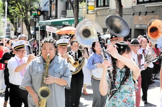 演奏家たちが軽快な音楽を奏でたパレード＝神戸市中央区