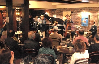 食事を楽しむ聴衆にジャズを届けるアーティストたち＝神戸市中央区中山手通１、ジャズライブ＆レストラン「ソネ」