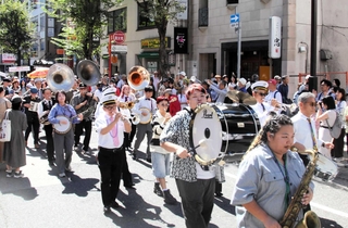 演奏家たちが軽快な音楽を奏でたパレード＝神戸市中央区
