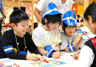落とし物の届け出を受け付ける警察官役の子どもたち＝神戸市中央区小野浜町１